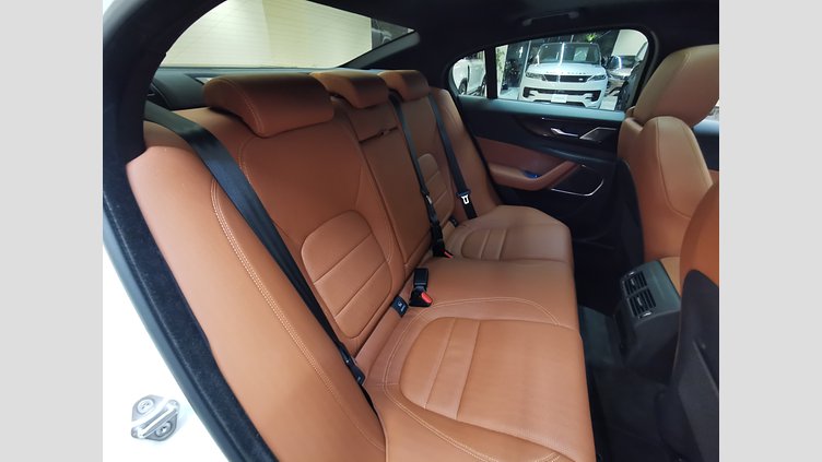 2023 認定中古車 Jaguar XE フジホワイト インジニウム2.0リッター4気筒250PSターボチャージドガソリンエンジン（オートマチック） RWD スタンダードホイールベース R-DYNAMIC SE