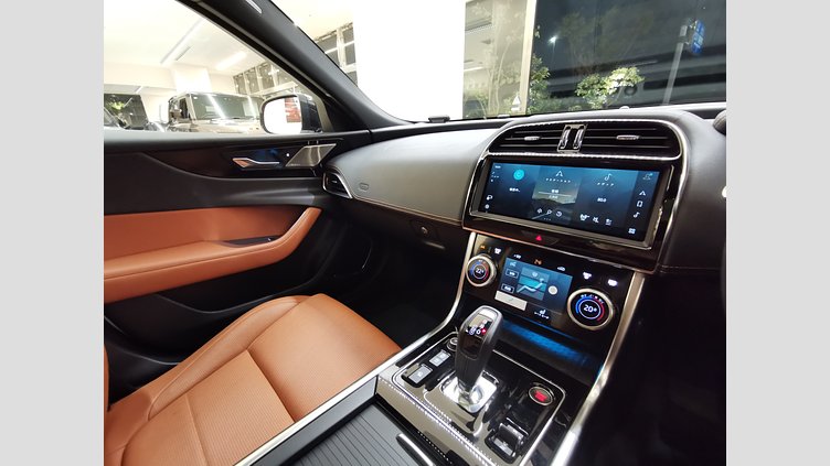 2023 認定中古車 Jaguar XE フジホワイト インジニウム2.0リッター4気筒250PSターボチャージドガソリンエンジン（オートマチック） RWD スタンダードホイールベース R-DYNAMIC SE