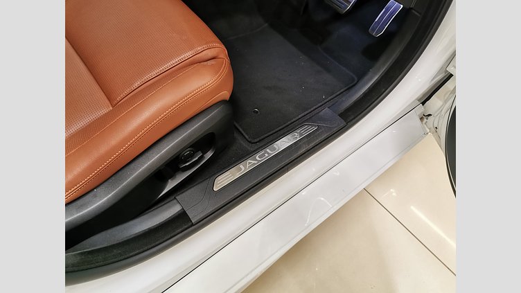 2023 認定中古車 Jaguar XE フジホワイト インジニウム2.0リッター4気筒250PSターボチャージドガソリンエンジン（オートマチック） RWD スタンダードホイールベース R-DYNAMIC SE
