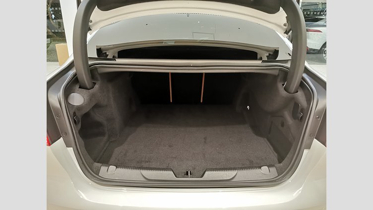 2023 認定中古車 Jaguar XE フジホワイト インジニウム2.0リッター4気筒250PSターボチャージドガソリンエンジン（オートマチック） RWD スタンダードホイールベース R-DYNAMIC SE