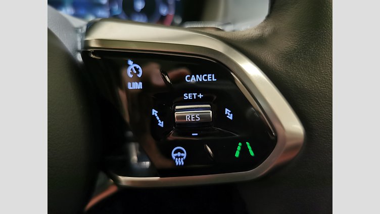 2023 認定中古車 Jaguar XE フジホワイト インジニウム2.0リッター4気筒250PSターボチャージドガソリンエンジン（オートマチック） RWD スタンダードホイールベース R-DYNAMIC SE