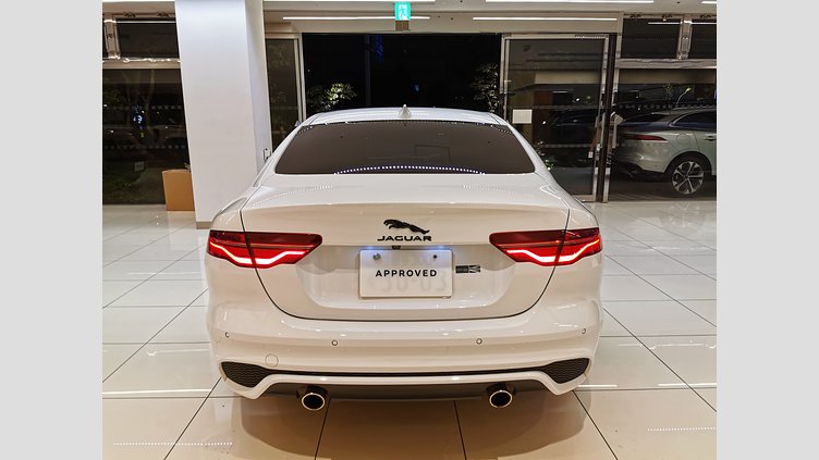 2023 認定中古車 Jaguar XE フジホワイト インジニウム2.0リッター4気筒250PSターボチャージドガソリンエンジン（オートマチック） RWD スタンダードホイールベース R-DYNAMIC SE