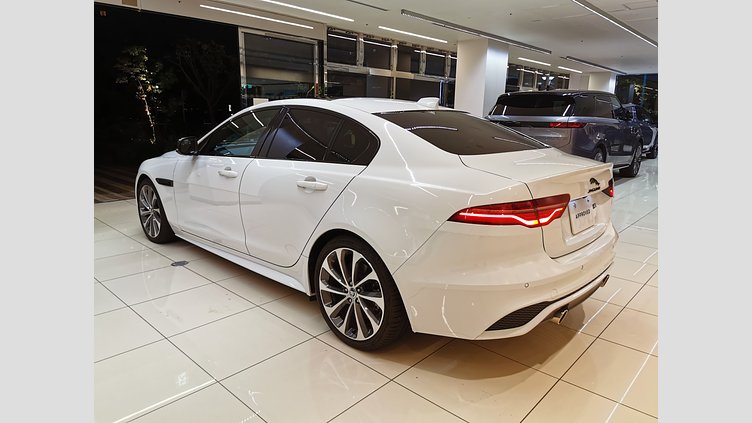 2023 認定中古車 Jaguar XE フジホワイト インジニウム2.0リッター4気筒250PSターボチャージドガソリンエンジン（オートマチック） RWD スタンダードホイールベース R-DYNAMIC SE