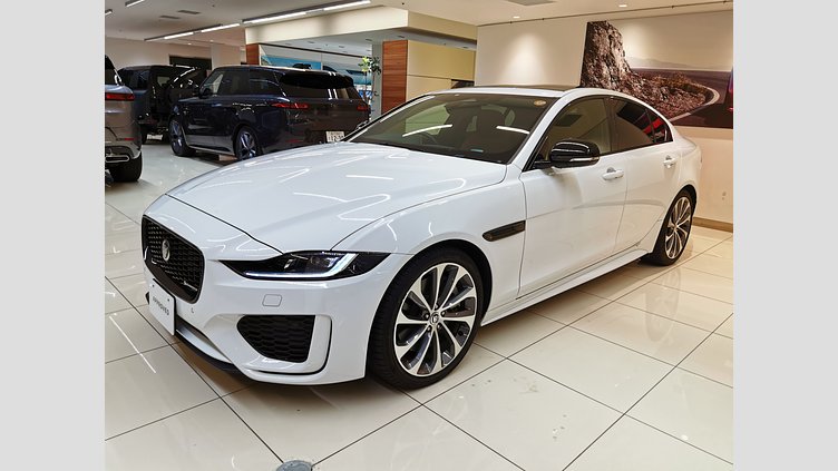 2023 認定中古車 Jaguar XE フジホワイト インジニウム2.0リッター4気筒250PSターボチャージドガソリンエンジン（オートマチック） RWD スタンダードホイールベース R-DYNAMIC SE