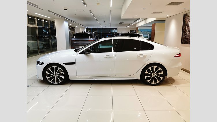 2023 認定中古車 Jaguar XE フジホワイト インジニウム2.0リッター4気筒250PSターボチャージドガソリンエンジン（オートマチック） RWD スタンダードホイールベース R-DYNAMIC SE