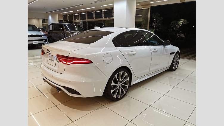 2023 認定中古車 Jaguar XE フジホワイト インジニウム2.0リッター4気筒250PSターボチャージドガソリンエンジン（オートマチック） RWD スタンダードホイールベース R-DYNAMIC SE
