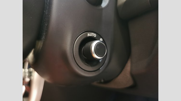2023 認定中古車 Jaguar XE フジホワイト インジニウム2.0リッター4気筒250PSターボチャージドガソリンエンジン（オートマチック） RWD スタンダードホイールベース R-DYNAMIC SE