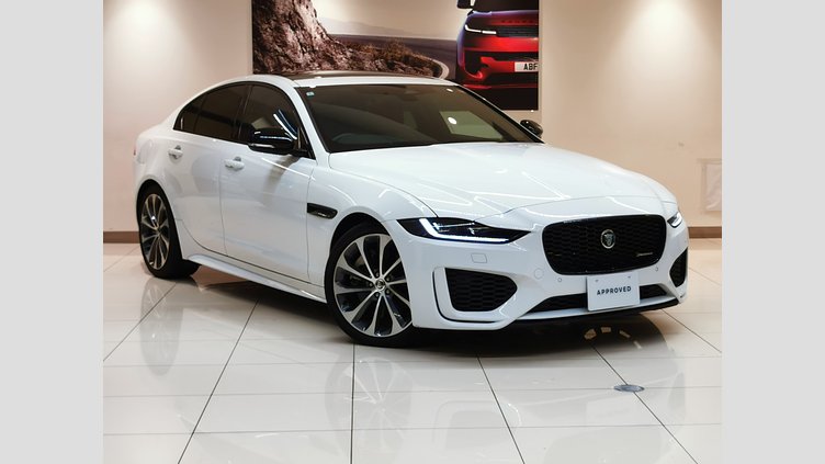 2023 認定中古車 Jaguar XE フジホワイト インジニウム2.0リッター4気筒250PSターボチャージドガソリンエンジン（オートマチック） RWD スタンダードホイールベース R-DYNAMIC SE