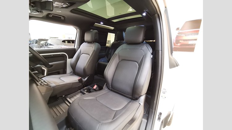 2025 認定中古車 Land Rover Defender 90 フジホワイト D350 ディーゼルマイルドハイブリッド X-Dynamic HSE