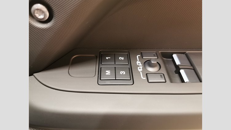 2025 認定中古車 Land Rover Defender 90 フジホワイト D350 ディーゼルマイルドハイブリッド X-Dynamic HSE