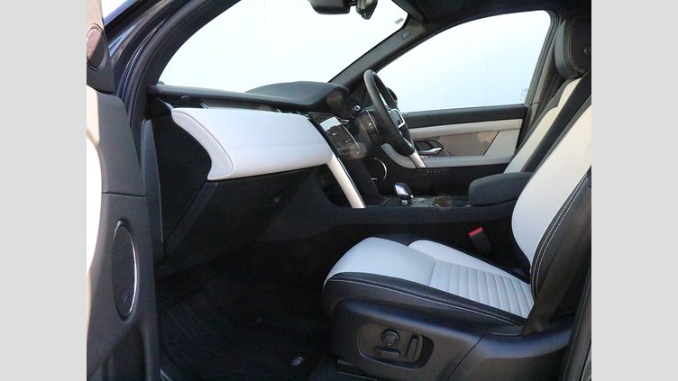 2025 認定中古車 Land Rover Discovery Sport ヴァレジネブルー プラグインハイブリッド（ガソリン） 標準ホイール Dynamic SE