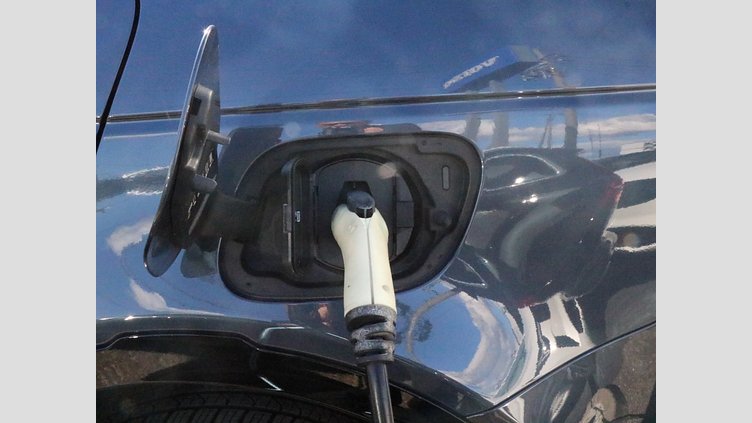 2025 認定中古車 Land Rover Discovery Sport ヴァレジネブルー プラグインハイブリッド（ガソリン） 標準ホイール Dynamic SE