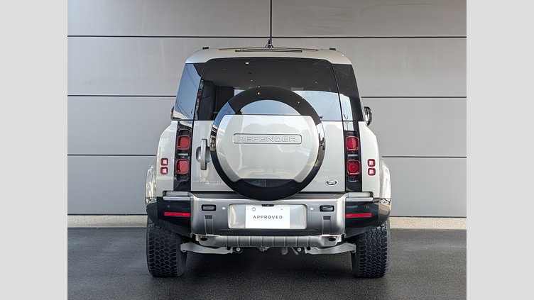 2023 認定中古車 Land Rover Defender 110 シリコンシルバー P300 AWD（AT） SE