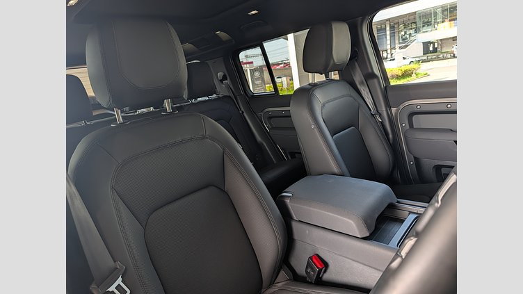 2023 認定中古車 Land Rover Defender 110 シリコンシルバー P300 AWD（AT） SE