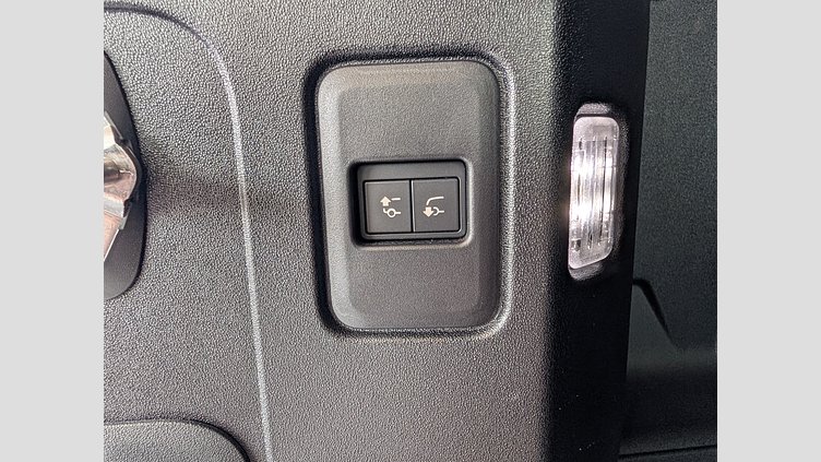2023 認定中古車 Land Rover Defender 110 シリコンシルバー P300 AWD（AT） SE