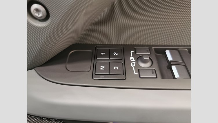 2025 認定中古車 Land Rover Defender 110 Santorini Black 3.0 litre i6D​ XダイナミックSE　D350