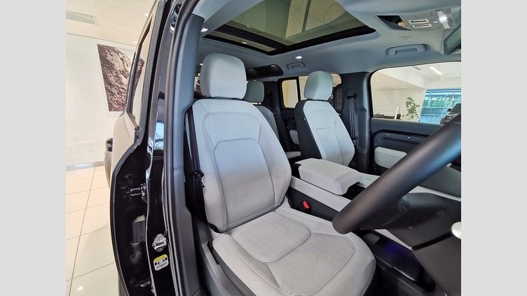 2025 認定中古車 Land Rover Defender 110 Santorini Black 3.0 litre i6D​ XダイナミックSE　D350