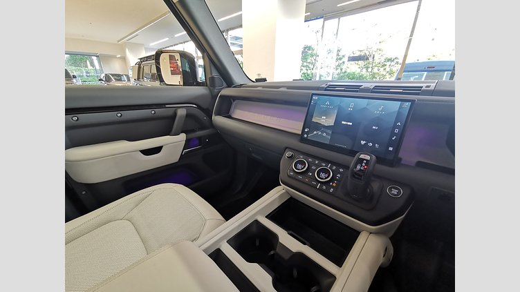 2025 認定中古車 Land Rover Defender 110 Santorini Black 3.0 litre i6D​ XダイナミックSE　D350