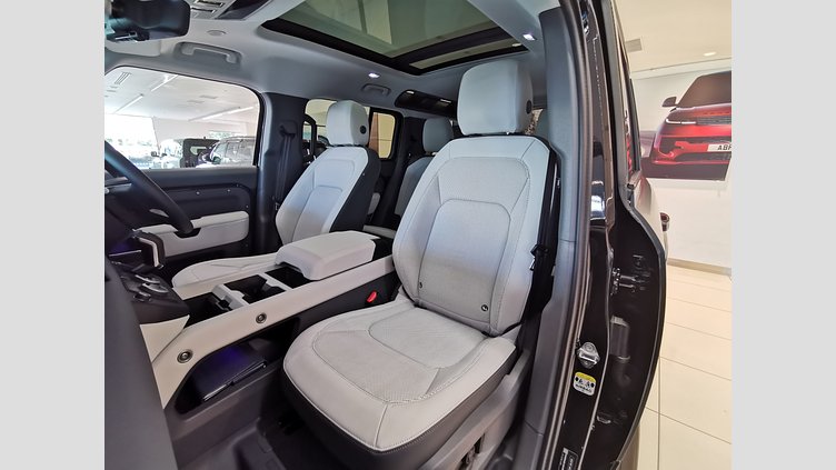 2025 認定中古車 Land Rover Defender 110 Santorini Black 3.0 litre i6D​ XダイナミックSE　D350