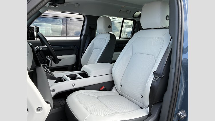 2025 認定中古車 Land Rover Defender 110 タスマンブルー P300 ガソリン X-Dynamic SE
