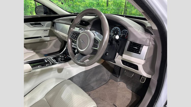 2017 認定中古車 Jaguar XF Yulong White 2WD プレステージ