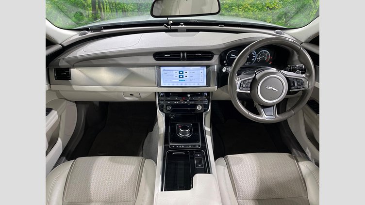 2017 認定中古車 Jaguar XF Yulong White 2WD プレステージ