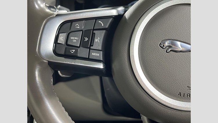 2017 認定中古車 Jaguar XF Yulong White 2WD プレステージ