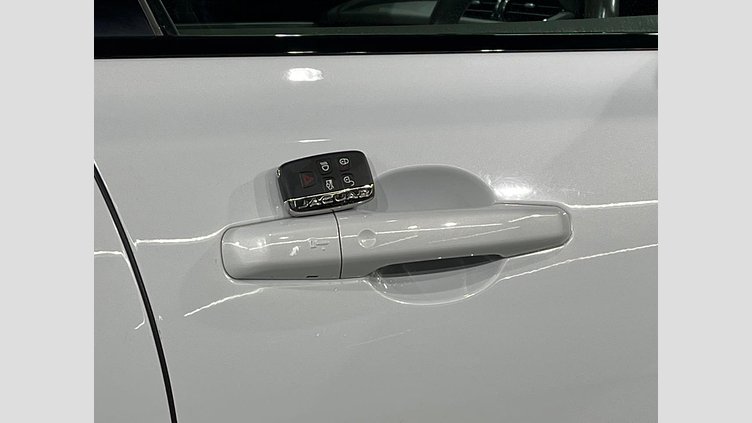 2017 認定中古車 Jaguar XF Yulong White 2WD プレステージ