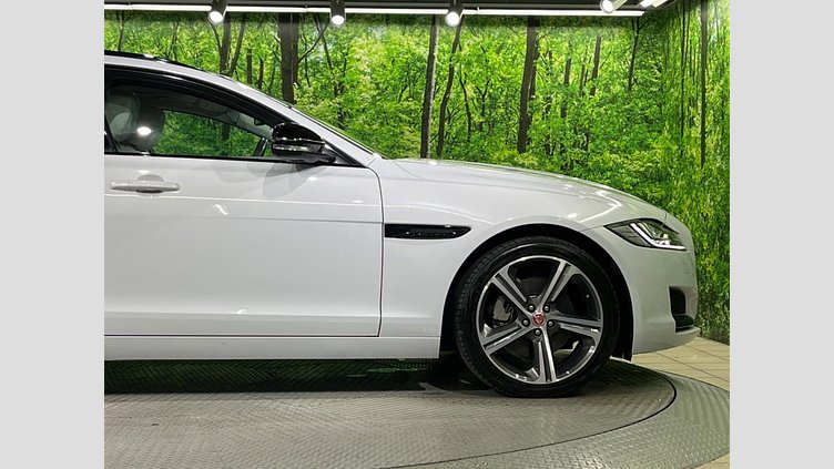 2017 認定中古車 Jaguar XF Yulong White 2WD プレステージ
