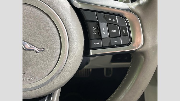 2017 認定中古車 Jaguar XF Yulong White 2WD プレステージ