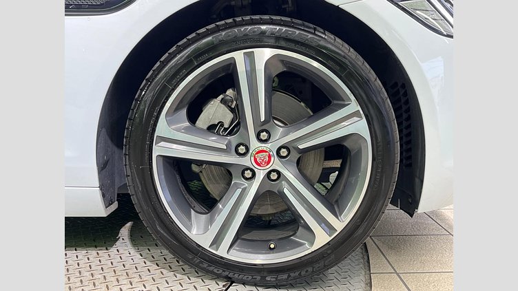 2017 認定中古車 Jaguar XF Yulong White 2WD プレステージ