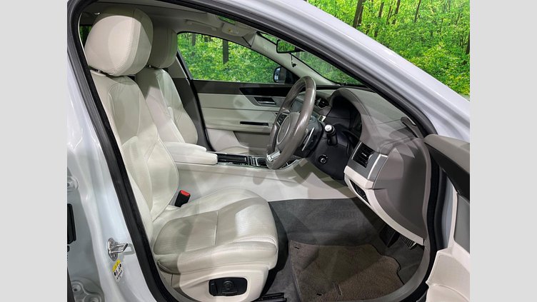 2017 認定中古車 Jaguar XF Yulong White 2WD プレステージ