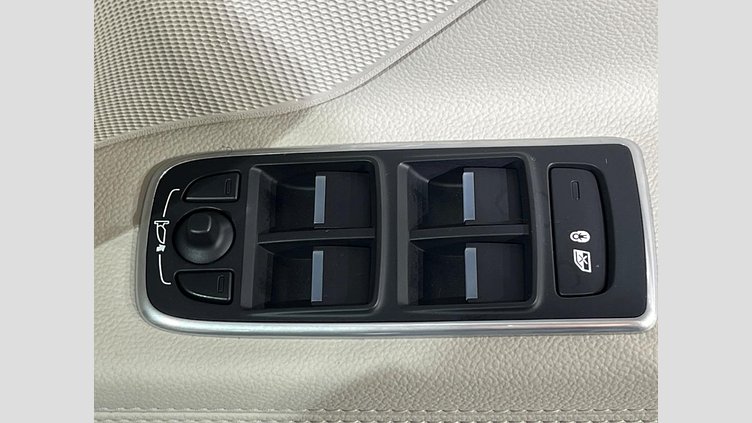 2017 認定中古車 Jaguar XF Yulong White 2WD プレステージ
