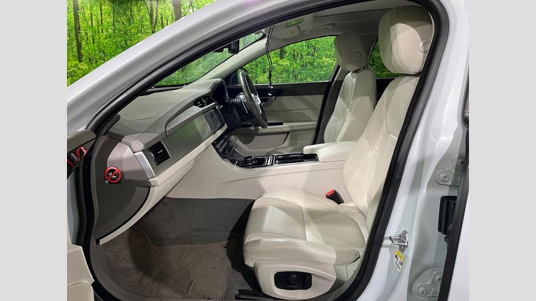 2017 認定中古車 Jaguar XF Yulong White 2WD プレステージ