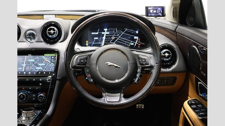 2019 認定中古車 Jaguar XJ Santorini Black 5.0 litre V8 Supercharged Petrol オートバイオグラフィーLWB