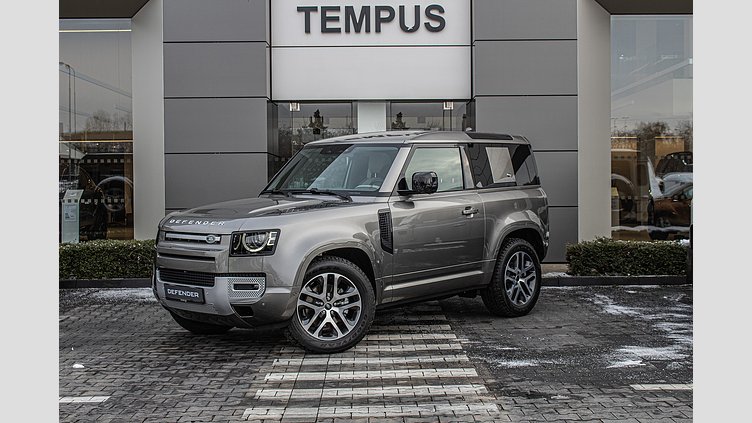 2024 SKLADOVÉ VOZIDLÁ Land Rover Defender 90 Silicon Silver  3,0-liter, 6-valec, 250 k, twin-turbodiesel MHEV (automat), pohon všetkých kolies , 6-miestne, 3 - Dverové  XS Edition 