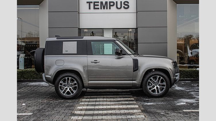 2024 SKLADOVÉ VOZIDLÁ Land Rover Defender 90 Silicon Silver  3,0-liter, 6-valec, 250 k, twin-turbodiesel MHEV (automat), pohon všetkých kolies , 6-miestne, 3 - Dverové  XS Edition 