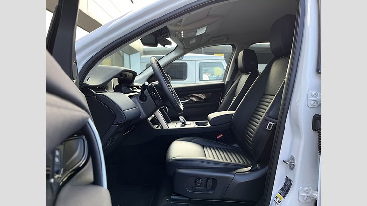 2023 JAZDENÉ VOZIDLÁ Land Rover Discovery Sport Fuji White 2,0-liter, 4-valec, Diesel, 204 PS ,(automat), pohon všetkých kolies , 7-miestne  S