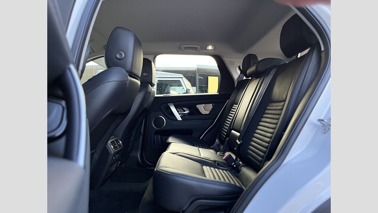 2023 JAZDENÉ VOZIDLÁ Land Rover Discovery Sport Fuji White 2,0-liter, 4-valec, Diesel, 204 PS ,(automat), pohon všetkých kolies , 7-miestne  S