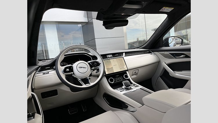2024 SKLADOVÉ VOZIDLÁ Jaguar F-Pace Sivá Carpathian P250 AWD Ingenium 2,0-liter, 6-valec, 300 k (automat),
pohon všetkých kolies R-DYNAMIC HSE