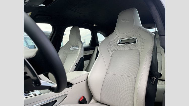 2024 SKLADOVÉ VOZIDLÁ Jaguar F-Pace Sivá Carpathian P250 AWD Ingenium 2,0-liter, 6-valec, 300 k (automat),
pohon všetkých kolies R-DYNAMIC HSE