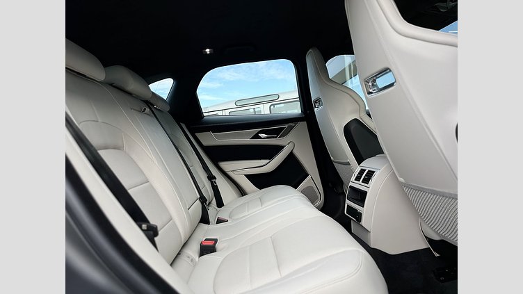 2024 SKLADOVÉ VOZIDLÁ Jaguar F-Pace Sivá Carpathian P250 AWD Ingenium 2,0-liter, 6-valec, 300 k (automat),
pohon všetkých kolies R-DYNAMIC HSE