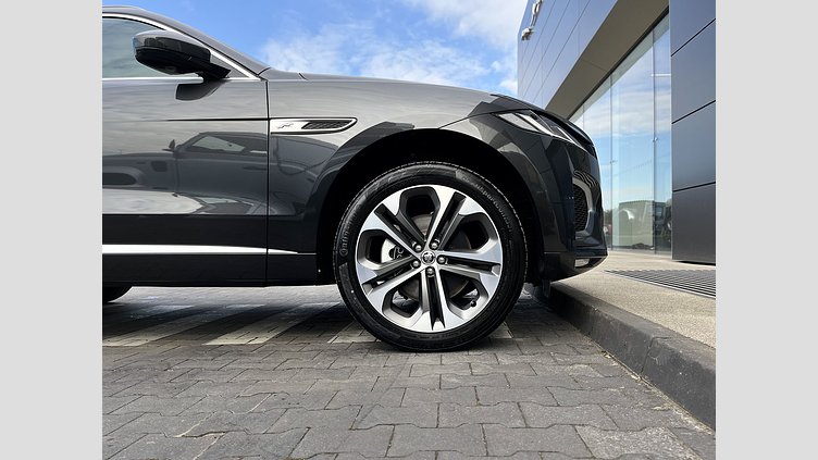 2024 SKLADOVÉ VOZIDLÁ Jaguar F-Pace Sivá Carpathian P250 AWD Ingenium 2,0-liter, 6-valec, 300 k (automat),
pohon všetkých kolies R-DYNAMIC HSE
