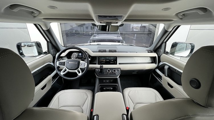 2024 SKLADOVÉ VOZIDLÁ Land Rover Defender 110 Fuji White 3.0D I6 D250 County Edition SE