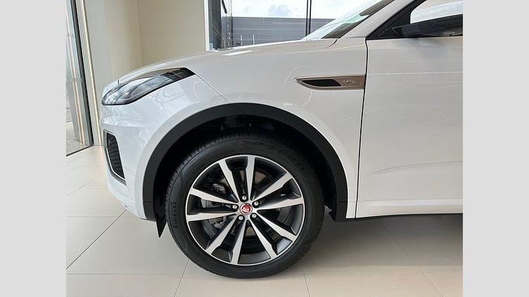 2023 Begagnad Jaguar E-Pace Fuji White AWD P300e R-Dynamic SE