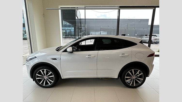 2023 Begagnad Jaguar E-Pace Fuji White AWD P300e R-Dynamic SE