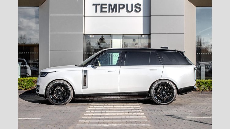 2024 SKLADOVÉ VOZIDLÁ Land Rover Range Rover Ostuni Pearl White 4.4 V8 615 k 4.4 V8 615 k AWD Auto 5 dr SUV LWB SV , SV