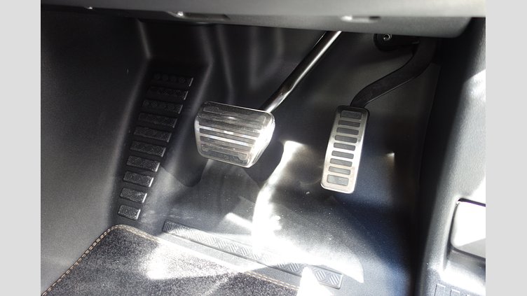 2023 認定中古車 Land Rover Defender 110 サントリーニブラック P525 AWD (AT) V8