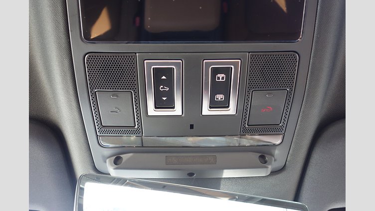 2023 認定中古車 Land Rover Defender 110 サントリーニブラック P525 AWD (AT) V8