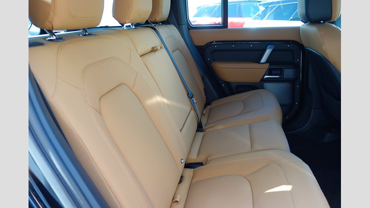 2023 認定中古車 Land Rover Defender 110 サントリーニブラック P525 AWD (AT) V8